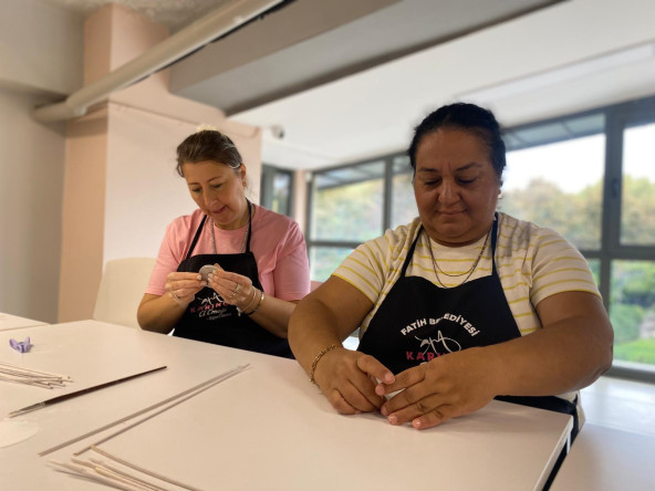 Atık Kağıtlarla “Afrika Bebek” Sanatı: KARINCA El Emeği Eğitim Birimi'nden Fındıkzade'de Farkındalık Projesi