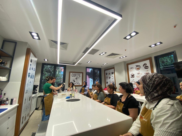 KARINCA El Emeği Eğitim Birimimiz ile Gastrosanat'ta Soğuk Kahve Atölyesi: Espresso Tekniklerinden Yazın Serin Tatlarına Uzanan Bir Yolculuk