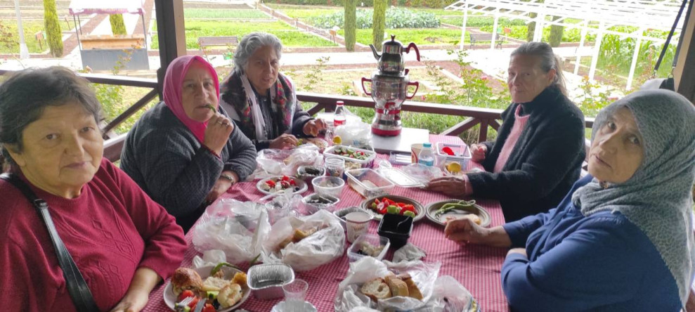Yadigâr Kahvesi'ndeki Kıymetli Büyüklerimiz Yedikule Bahçe'de Dostluk ve Sohbet Dolu Bir Piknikte Buluştu