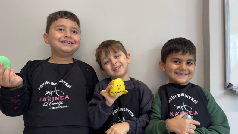 KARINCA El Emeği Eğitim Birimi'nden Silivrikapı'da Taş Boyama Keyfi: Çocuklarımızın Hayal Dünyasına Renkli Dokunuşlar