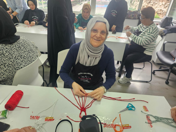 Vatandaşlarımız, KARINCA Eğitim Birimi'nin Yavuz Selim'deki Makrome Örgü Atölyesi'nde Kendi Tasarımlarını Oluşturuyor