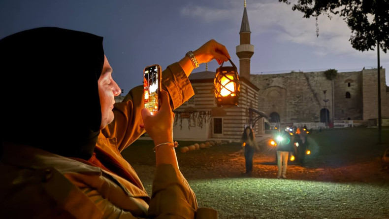 Ay Işığında Tarihî Bir Gece: Yedikule Hisarı'nda Fener Eşliğinde Yolculuk