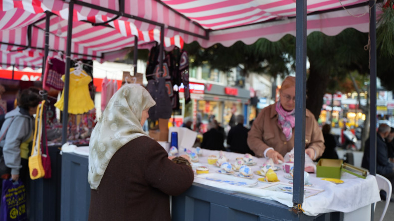 KARINCA El Emeği Eğitim Birimi Kursiyerlerimiz, El İşlerini Kocamustafapaşa Meydanı'nda Ziyaretçilerin Beğenisine Sunuyor