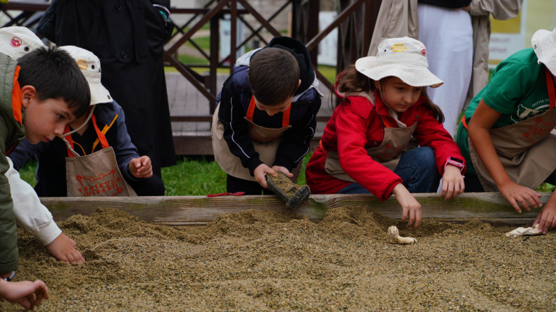 Minik Kaşifler Yedikule Hisarı'ndaki Arkeoloji Atölyesi'nde Buluşuyor