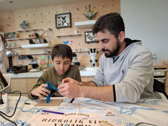 Bilim Fatih'te Hidrolik Vinçlerle Geleceğin Mühendisleri Yetişiyor