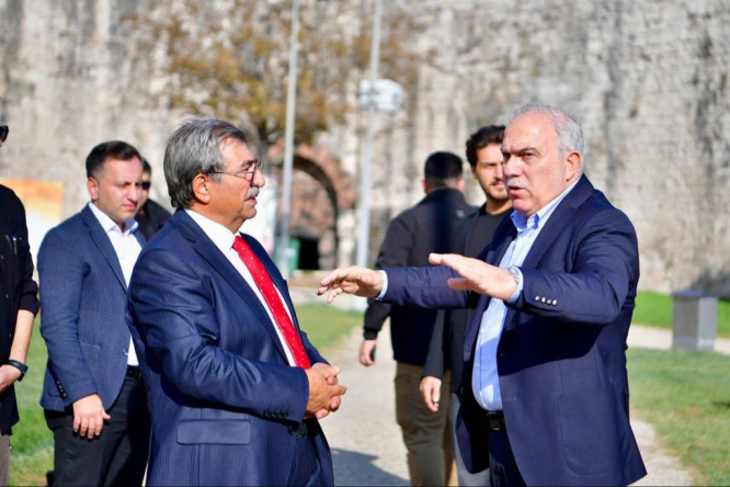 Başkan Turan, Eski Bakan İdris Güllüce'yi Fatih'te Ağırladı ve Tarihî Mekanlarda Şehircilik Çalışmalarını Değerlendirdi