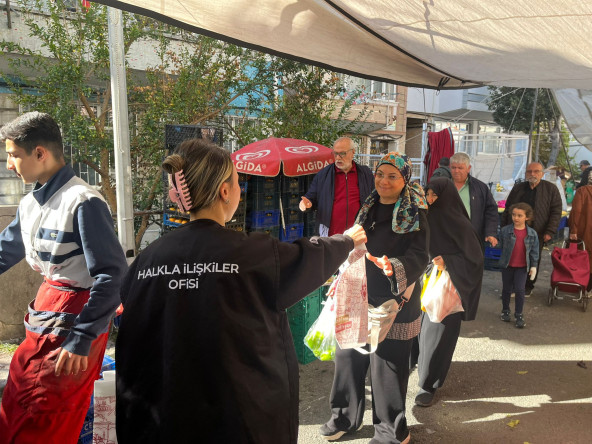 Halkla İlişkiler Ofisimizden Çarşamba Pazarı'nda Vatandaşlarımıza Bez Çanta Hediyesi