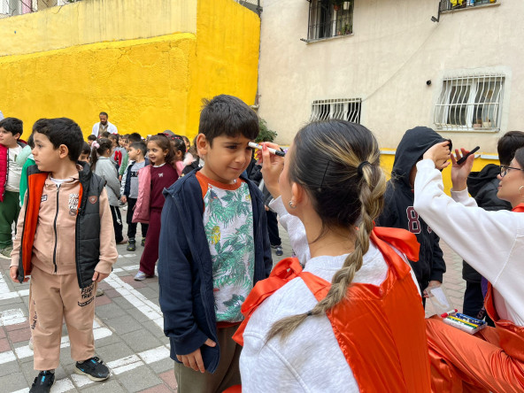 Halkla İlişkiler Ofisimizin Süperbüs'ü, 29 Mayıs İlkokulu ve Akşemsettin İlkokulu'nda Miniklerimizle Buluştu!