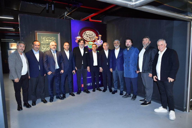 Başkan Turan, İlçemizin Kıymetli İş İnsanlarıyla Birlikte Nusret Çolpan Sanat Galerisi'nde Gazze İyilik Sergisi'ni Ziyaret Etti ve Destek Mesajı Verdi