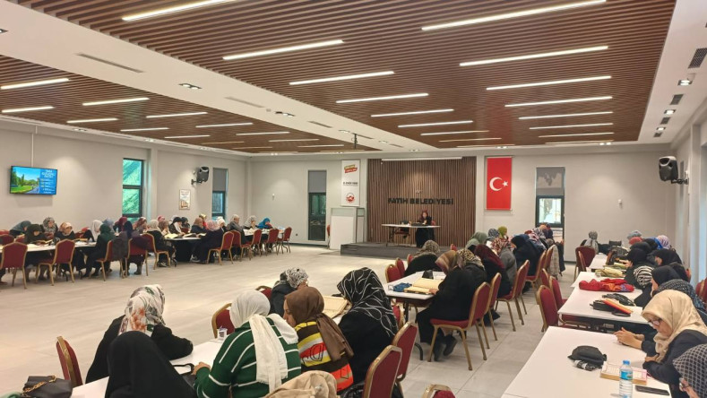 Fatih'te Cuma Sohbetleriyle Manevi Buluşmalar: Halkla İlişkiler Ofisimiz Kadınlara Yönelik Programlarını Sürdürüyor