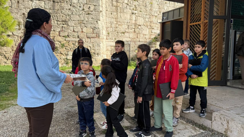 ”Burası Önceden Neymiş?" Etkinliği ile Miniklerimiz, Yedikule Hisarı'nın Geçmişine Yolculuk Ediyor