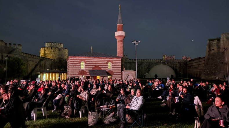 Açık Havada Tarihle Buluşma: Yedikule Hisarı'nda Sinema Akşamları Tarihî Ezgiler ve Hikâyelerle Devam Ediyor