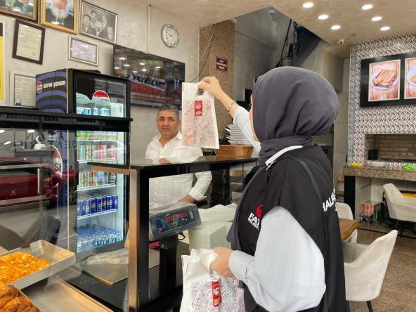 Halkla İlişkiler Ofisimizden Fatih Esnafına Ziyaret ve Hediye Takdimi