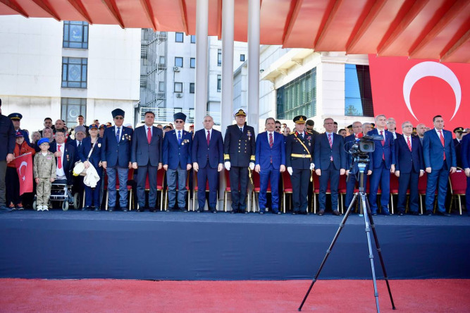 Cumhuriyet'in 102. Yılı Vatan Caddesi'nde Geleneksel Törenle Kutlandı: Vali Gül ve Başkan Turan Vatandaşlarımızla Bir Araya Geldi
