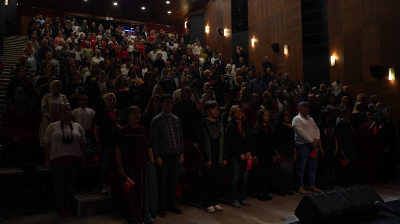 Cumhuriyet'in 102. Yılı Fatih Kültür Sanat Merkezi'nde Tuluyhan Uğurlu ve Fatih Belediyesi Oda Orkestrası'nın Konseriyle Kutlandı