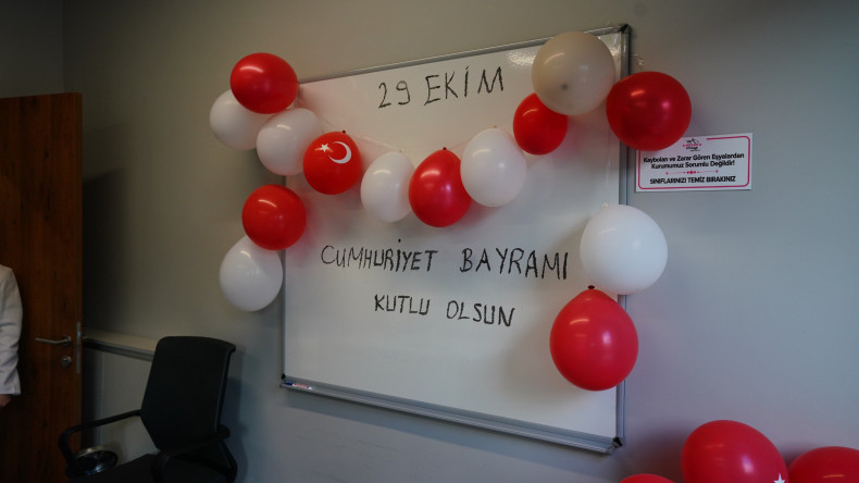 KARINCA El Emeği Eğitim Birimimiz, Cumhuriyet'in 102. Yılında Çocuklarımızla Silivrikapı'da Türk Bayrağı Takıları Hazırladı