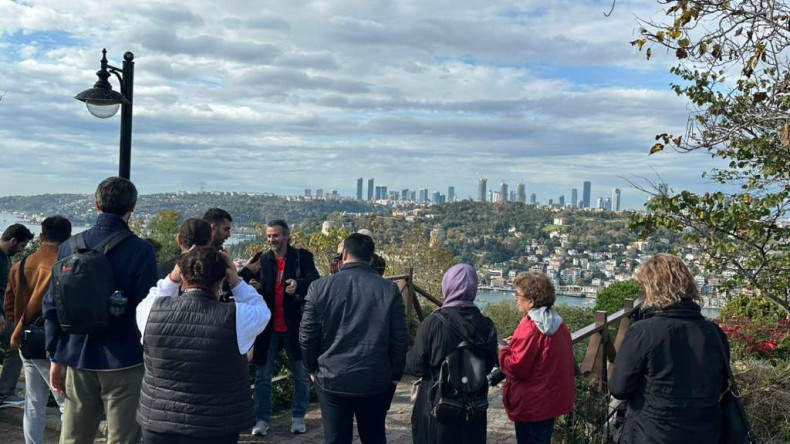 İstanbul'un Hikâyesi Kadraja Sığdı: KARINCA El Emeği Eğitim Birimi'nin Sokak Fotoğrafçılığı Atölyesi'nden Şehirle Dolu Bir Yürüyüş