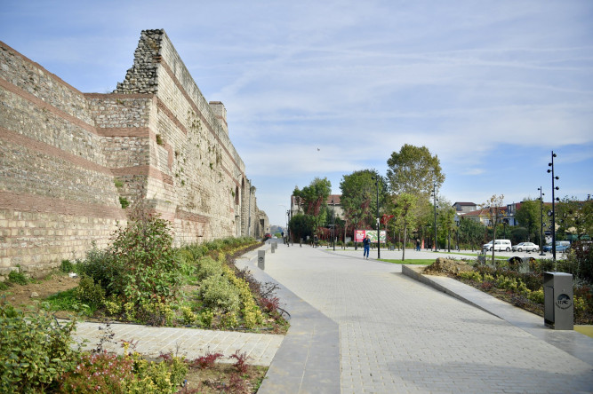 Topkapı Kaleiçi Meydanı'nda Çalışmalar Tamamlanma Aşamasında: Başkan Turan, Tarihî Dokuya Uyumlu Yeni Yaşam Alanını Yerinde Gözlemledi