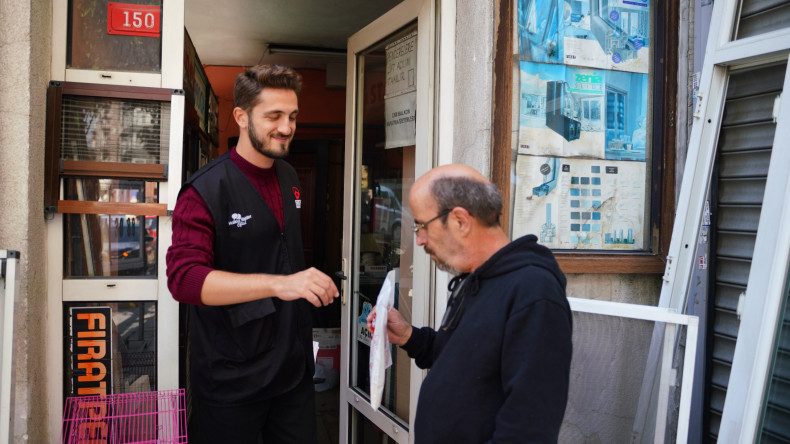 Cuma Namazı Sonrası Halkla İlişkiler Ofisimizden Fatih Esnafına Ziyaret ve Hediye Takdimi