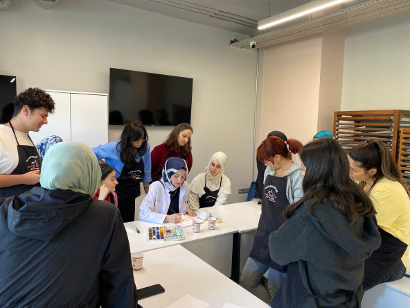 Suluboya Sanatına Akademik Bir Bakış: KARINCA El Emeği Eğitim Birimimiz ile Silivrikapı'da Resim Eğitimi Programı