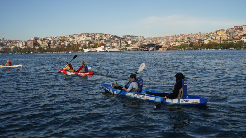 Ailelerimiz, Fatih Belediyesi Kano ve Kürek Sporları Merkezi'nde Düzenlenen “Ailemle Kano” Etkinliğinde Suyla Buluştu