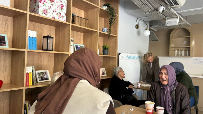 Sabahattin Zaim Üniversitesi Öğrencilerinden Anlamlı Ziyaret: Yadigâr Kahvesi'nde Kıymetli Büyüklerimizle Sosyal Çalışma Etkinliği