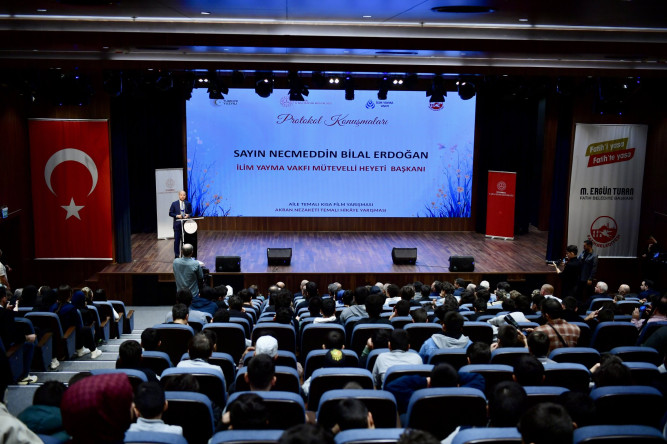 İlim Yayma Vakfı Mütevelli Heyeti Başkanı Erdoğan ve Başkan Turan, Aile Temalı Ödül Töreninde Gençlerle FSM Kültür ve Spor Merkezi'nde Buluştu