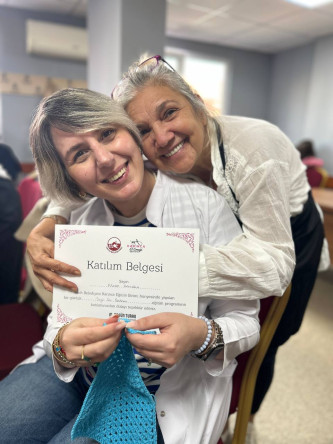 KARINCA El Emeği Eğitim Birimimizden Hekimoğlu'nda Keyifli Bir Buluşma: Örgü Saç Bandanası Atölyesi