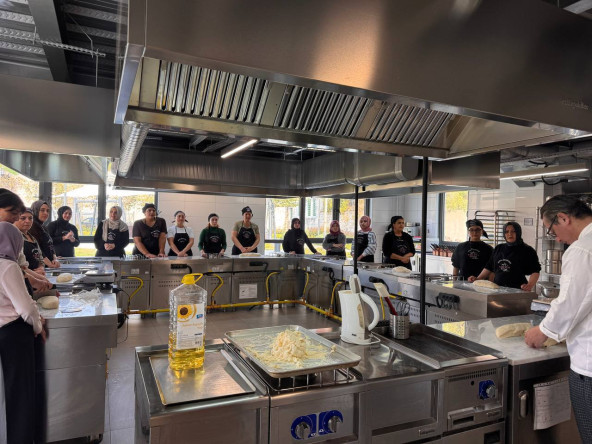 KARINCA El Emeği Eğitim Birimi ile Silivrikapı'da Börek Yapımı: Geleneksel Lezzetler ve Ustalık Buluşuyor