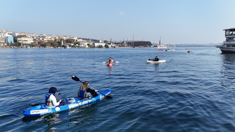 Üniversite Öğrencilerimiz, Fatih Belediyesi Kano ve Kürek Sporları Merkezi'nde Kano Heyecanını Yaşadı