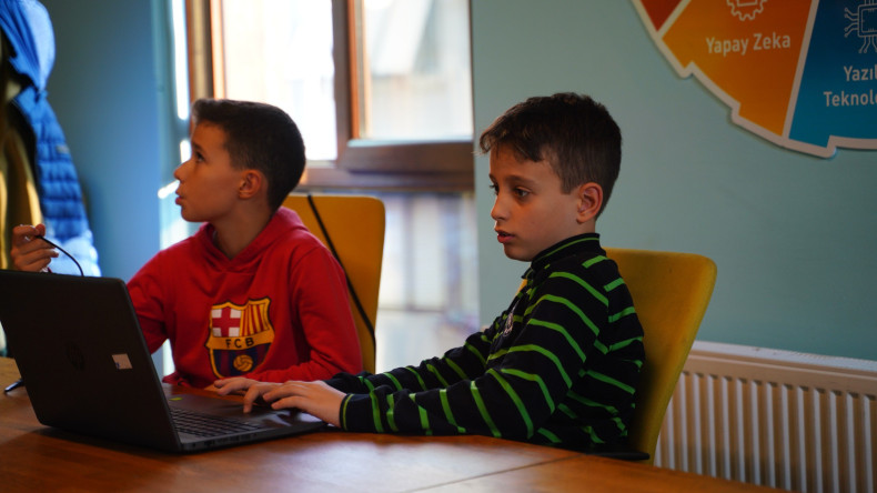 Bilim Fatih'te Geleceğin Mühendisleri Yetişiyor: Deneyap Kart Eğitimlerimiz Devam Ediyor
