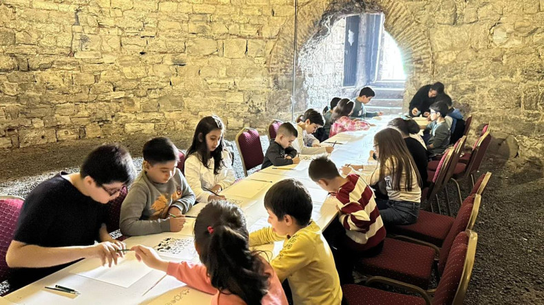 Yedikule Hisarı'nda Neon Boya Atölyesi: Miniklerimizin Hayal Gücü Karanlık Kulede Parladı