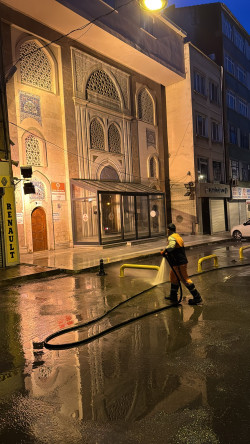 Fatih'te İbadethane Çevrelerinde 7/24 Temizlik ve Hijyen Seferberliği