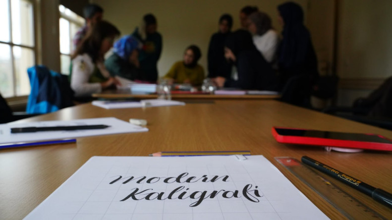 Kalemin Zarafeti Bâlâ Külliyesi Muvakkithânesi'nde Hayat Buluyor: Miras Fatih'ten Modern Hat Sanatı Dersleri