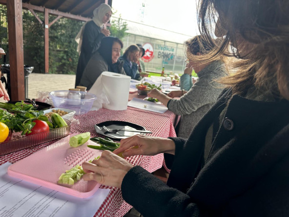 Kadın ve Aile Birimimiz, Yedikule Bahçe'de Diyetisyen Eşliğinde Hazırlanan “Fit Gün Tabağı” ile Sağlıklı Beslenmenin Püf Noktalarını Paylaştı