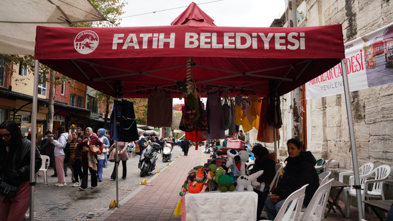 KARINCA El Emeği Eğitim Birimi Kursiyerlerimiz, El İşlerini Çarşamba Pazarı'nda Ziyaretçilerin Beğenisine Sunuyor