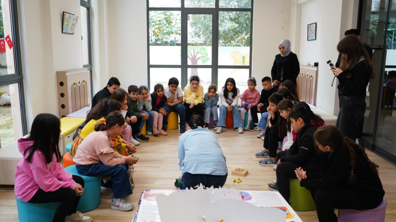 Silivrikapı Çocuk Kütüphanemizde Renkli Bir Gün: “Renkli Arı Tatile Çıktı” Kitabı Çocuklarımızla Buluştu