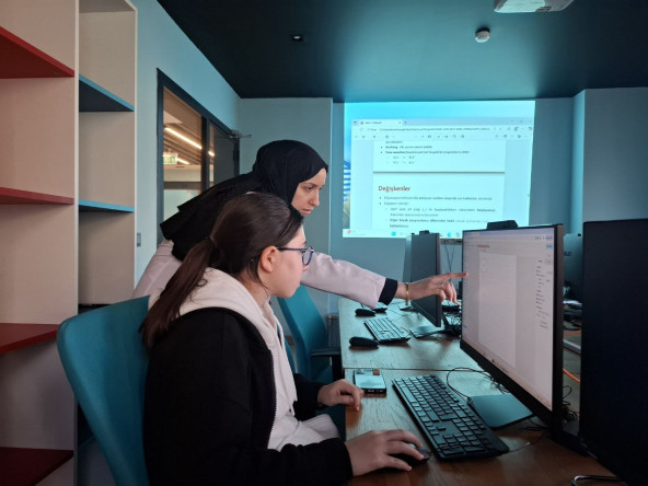 Gençlerimiz Bilim Fatih ile Kodlamanın Temellerini Öğreniyor ve Geleceğin Teknolojilerine Hazırlanıyor