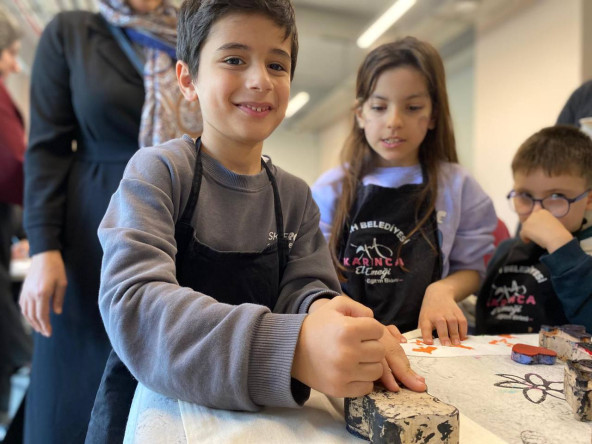 Sosyal İşler Birimimiz İş Birliğiyle Özel Çocuklarımıza: Fındıkzade KARINCA El Emeği Eğitim Birimimizde Bez Çantalar Üzerine Baskı ve Boyama