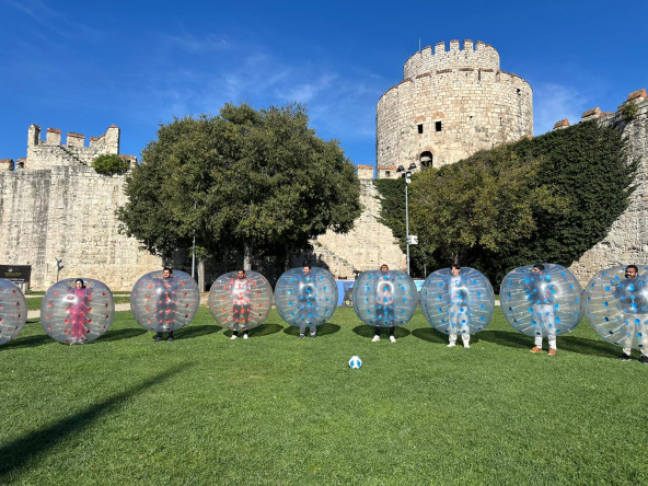 Yedikule Hisarı'nda Spor Geleneği: FitFatih Destekli Balon Futbolu Kütüphaneler Rota Ekibi ve Uluslararası Öğrencileri Buluşturdu