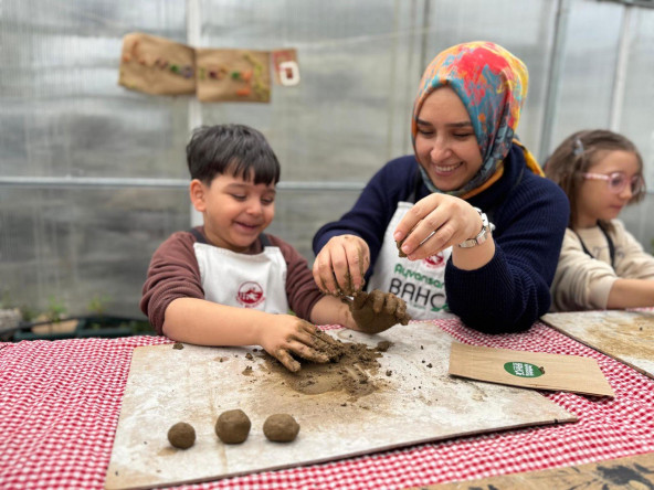 Ayvansaray Bahçe'de Sürdürülebilir Yaşamın İzinde: Anneler ve Çocuklarımızla Tohum Toplarıyla Doğaya Umut Bırakan Etkinlik
