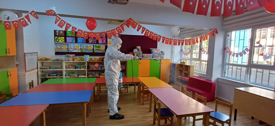 Fatih Belediyesi'nden Ara Tatil Sonrası Tüm Eğitim Kurumlarında Kapsamlı İlaçlama ve Dezenfeksiyon Uygulaması