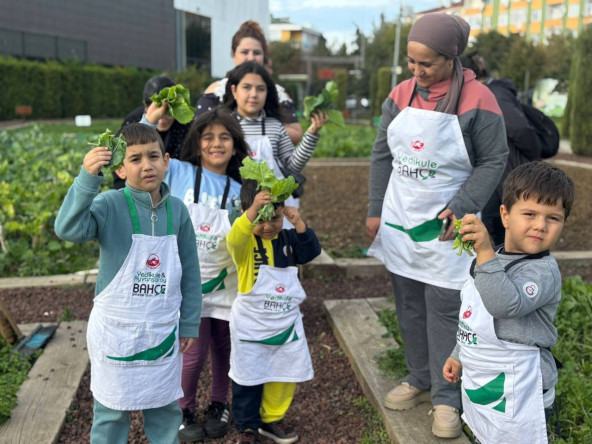 Yedikule Bahçe'de Minik Çiftçilerimiz İlk Tohumlarını Toprakla Buluşturuyor