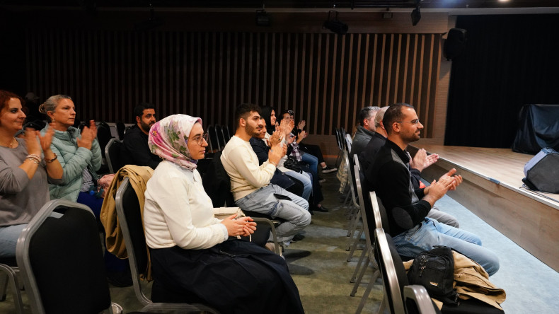 Fatih Sanat Akademisi'nde Avaz Söyleşi: Çimen Yalçın ve Mehmet Evren Hacıoğlu, Samet Tunç'un Yönetiminde Müzik ile Sohbeti Buluşturdu