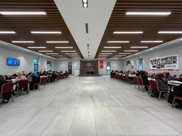 Fatih'te Cuma Sohbetleriyle Manevi Buluşmalar: Halkla İlişkiler Ofisimiz Kadınlara Yönelik Programlarını Sürdürüyor