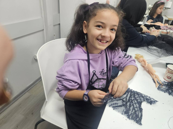 KARINCA El Emeği Eğitim Birimi'nden Anneler ve Çocuklarımıza Özel Bir Buluşma: Yavuz Selim'de “Oyuncak Bebeğime Kıyafet Dikiyorum” Etkinliği