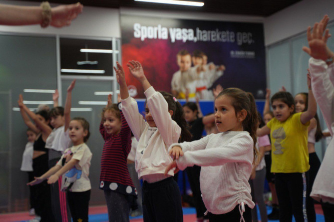 Çocuklarımız, Draman Yüzme Havuzu'nda Düzenlenen Zumba Etkinliğiyle Keyifli Anlar Yaşıyor