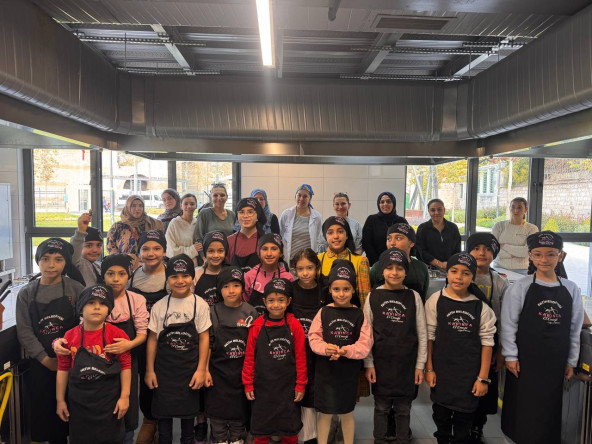 KARINCA El Emeği Eğitim Birimimizden Lezzetli Tarifler: Silivrikapı'da Anne ve Çocuklarımızla Zeytinli Rulo Eğitimi