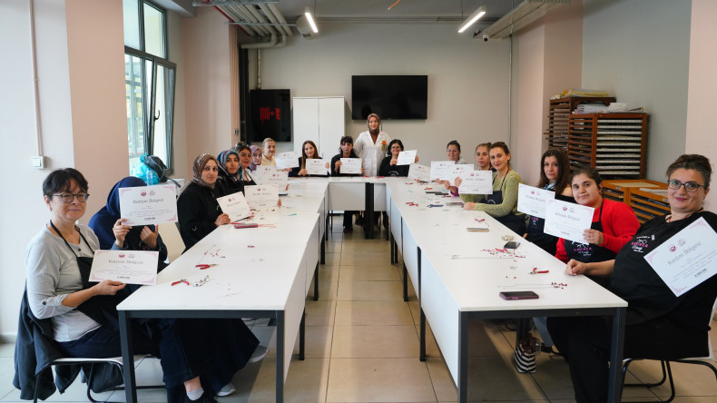 KARINCA El Emeği Eğitim Birimimizden Doğal Taşlarla Takı Tasarımı: Fındıkzade'de Üretim Odaklı Bir Bahar Programı