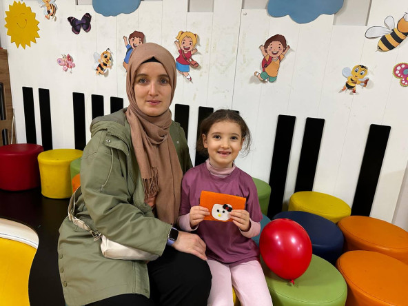 Kariye Çocuk Kütüphanesi'nde Anne-Çocuk Buluşması: Birlikte Cüzdan Dikerken Üretmenin Mutluluğunu Paylaştılar
